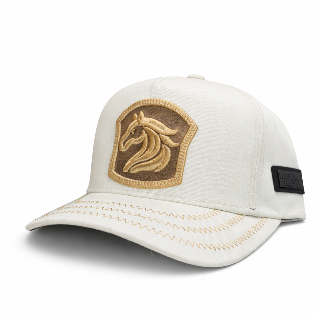 Gorra Blanca Con Caballo Dorado